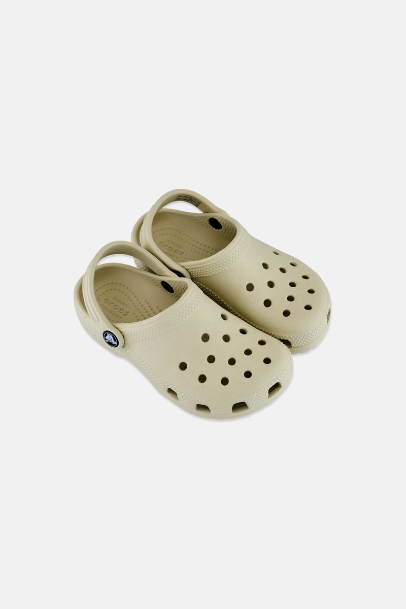 crocs صنادل كلاسيكية للأطفال الأولاد، بيج - Image 3